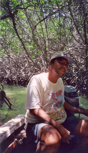 131 papi antoin in de mangrove van lac